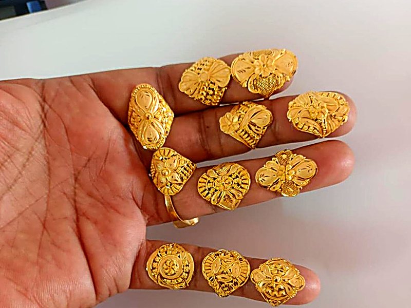 Royal Sovereign 22KT Gold Rings Showcase (Set 5)